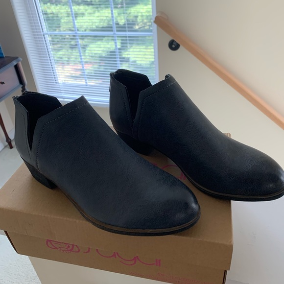 NWOT Dress barn Sugar brand ankle bootie. - Picture 2 of 11